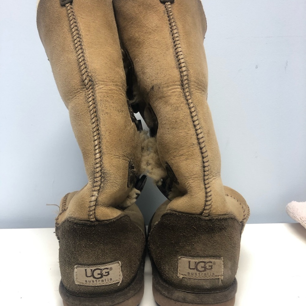 UGGS. Size 8. Brown/beige. - Picture 2 of 3